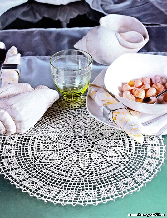 Вязаная круглая салфетка