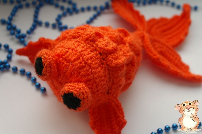 Новогодняя игрушка на елку - рыбка, связанная крючком