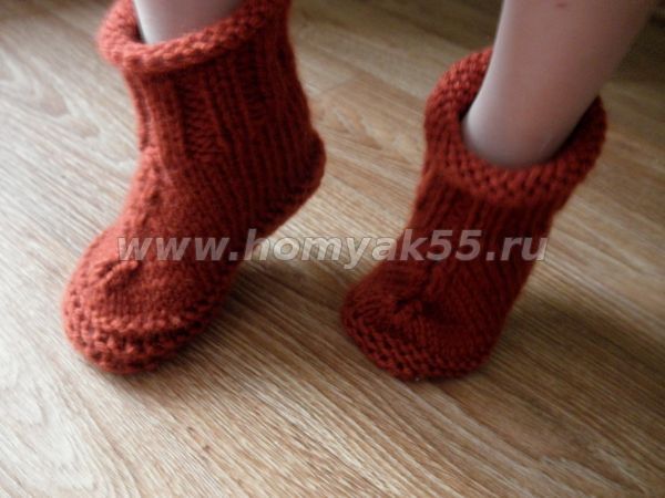 Вязаные спицами сапожки для дома