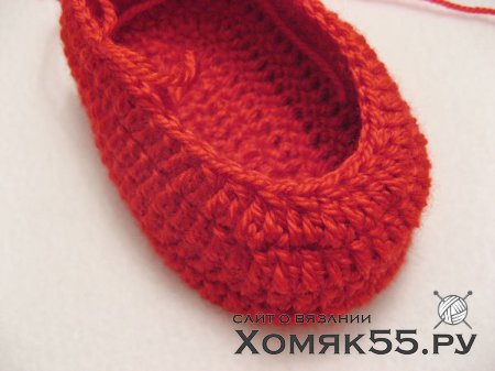 Красные вязаные  пинетки с цветком из лент в технике канзаши