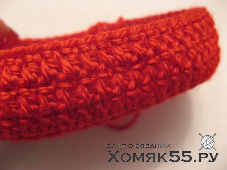 Красные вязаные  пинетки с цветком из лент в технике канзаши