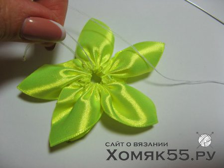Красные вязаные  пинетки с цветком из лент в технике канзаши