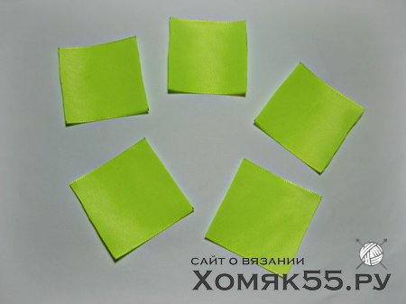 Красные вязаные  пинетки с цветком из лент в технике канзаши
