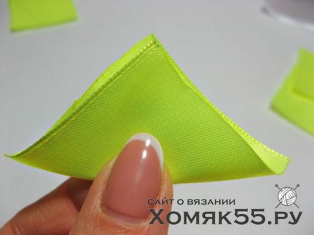 Красные вязаные  пинетки с цветком из лент в технике канзаши