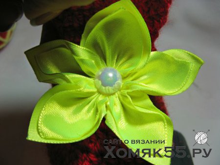 Красные вязаные  пинетки с цветком из лент в технике канзаши