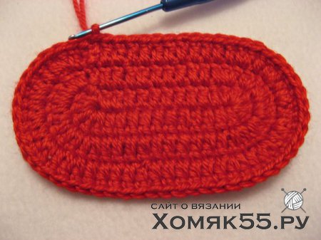 Красные вязаные  пинетки с цветком из лент в технике канзаши