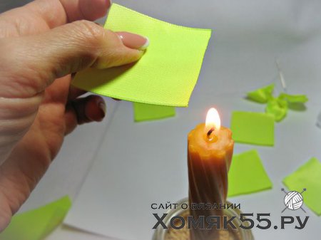 Красные вязаные  пинетки с цветком из лент в технике канзаши