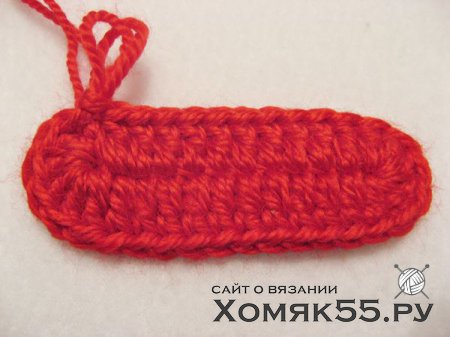 Красные вязаные  пинетки с цветком из лент в технике канзаши