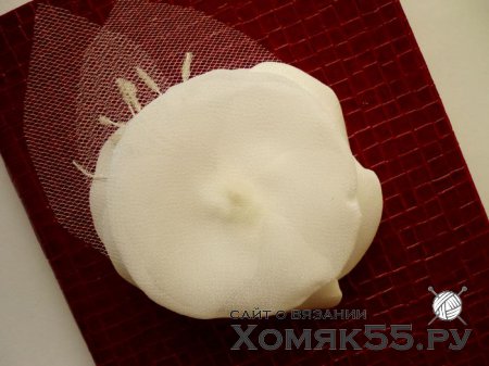 Цветок из шифона и атласной ткани