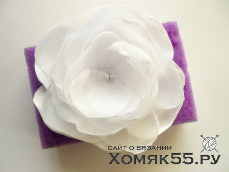 Цветок из шифона и атласной ткани