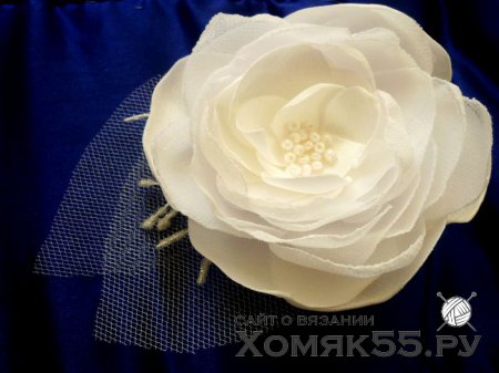 Цветок из шифона и атласной ткани