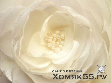 Цветок из шифона и атласной ткани