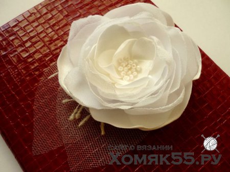 Цветок из шифона и атласной ткани