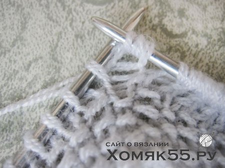 Чепчик вязаный спицами узором «брумстик»