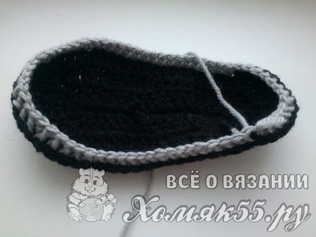 Серые тапочки крючком для мамы и дочки