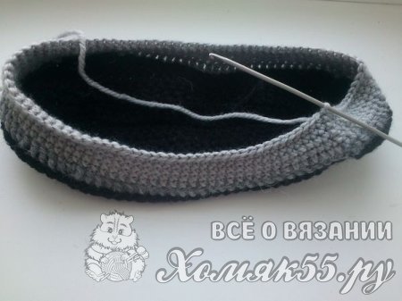 Серые тапочки крючком для мамы и дочки