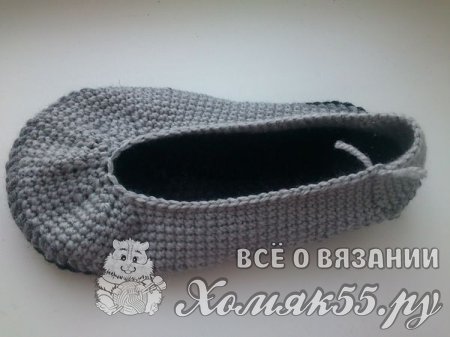 Серые тапочки крючком для мамы и дочки