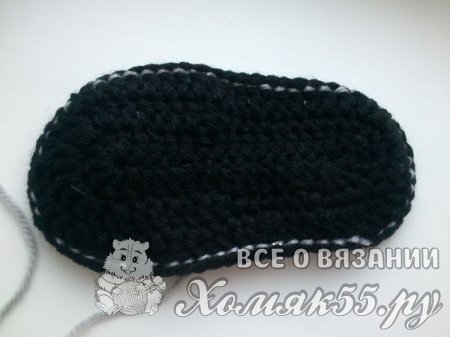Серые тапочки крючком для мамы и дочки