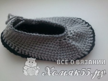 Серые тапочки крючком для мамы и дочки