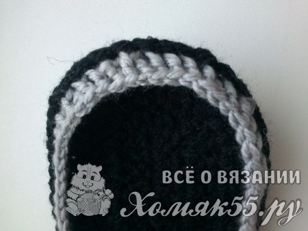 Серые тапочки крючком для мамы и дочки