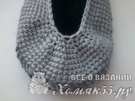 Серые тапочки крючком для мамы и дочки