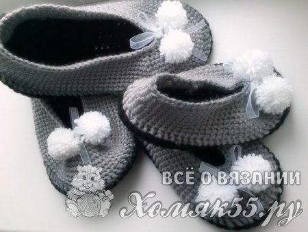 Серые тапочки крючком для мамы и дочки