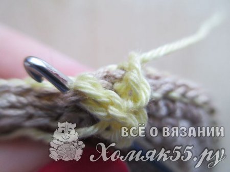 Жёлтые пинетки-сандалии крючком