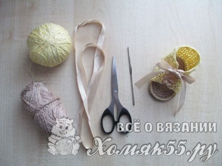 Жёлтые пинетки-сандалии крючком