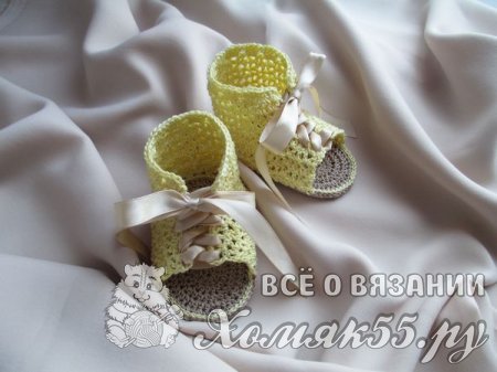 Жёлтые пинетки-сандалии крючком