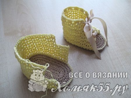 Жёлтые пинетки-сандалии крючком