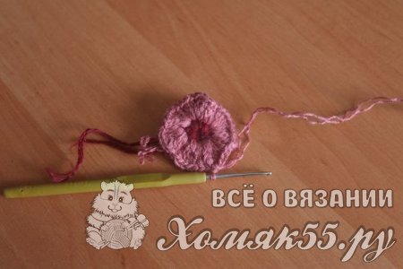Вязаная шапка спицами на весну