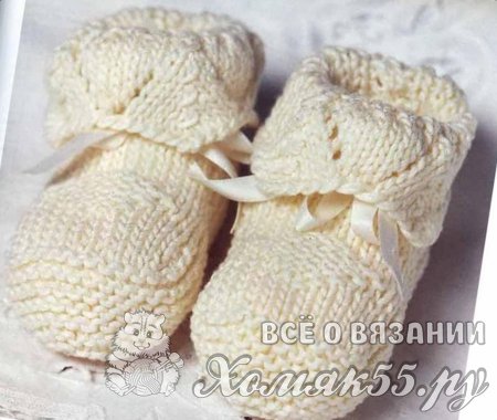 Пинетки кремового цвета вязаные спицами