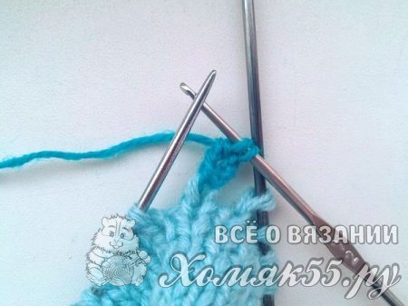 Голубая шапка с шишечками