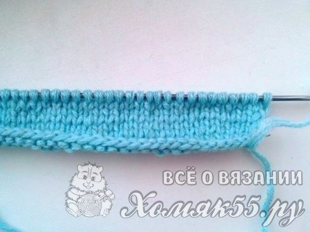 Голубая шапка с шишечками