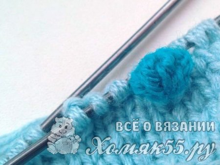 Голубая шапка с шишечками
