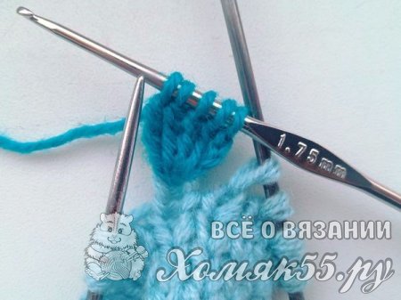 Голубая шапка с шишечками