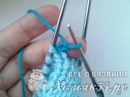 Голубая шапка с шишечками