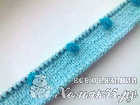 Голубая шапка с шишечками