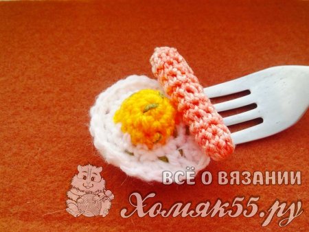 Яичница вязанная крючком