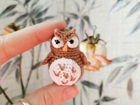 Миниатюрные игрушки - вяжем совенка крючком