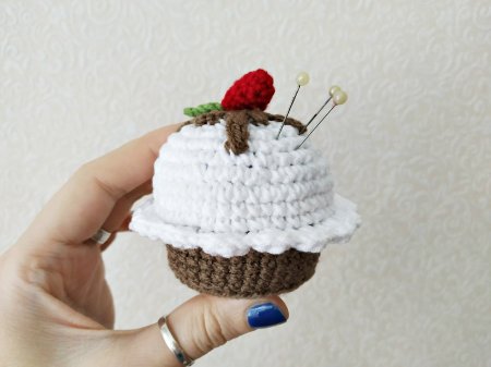 Игольница в виде сладкого кекса крючком