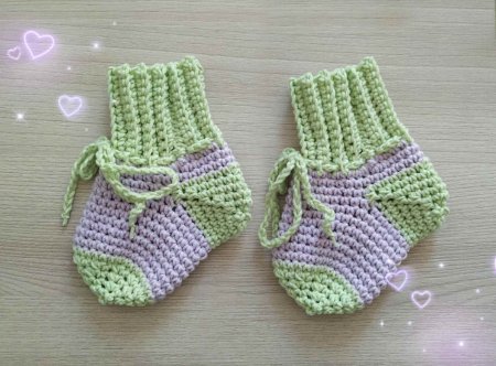 Нежные носочки крючком для девочки