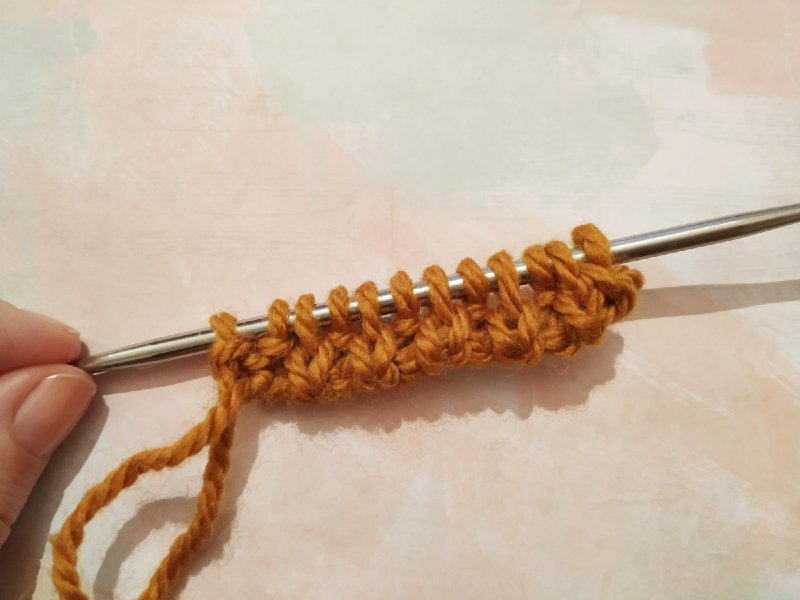 Край при вязании спицами. Вязание крючком ровный край. Ровное полотно крючком поворотными рядами. Красивая кромочная петля спицами при вязании. Как сделать вязание ровным.