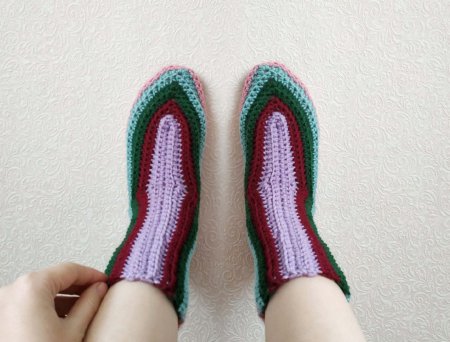 Разноцветные носочки для дачи крючком